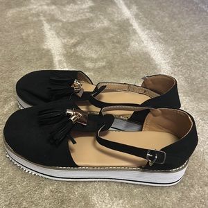 Super cute closed toe sandals with cute tassel on front!
